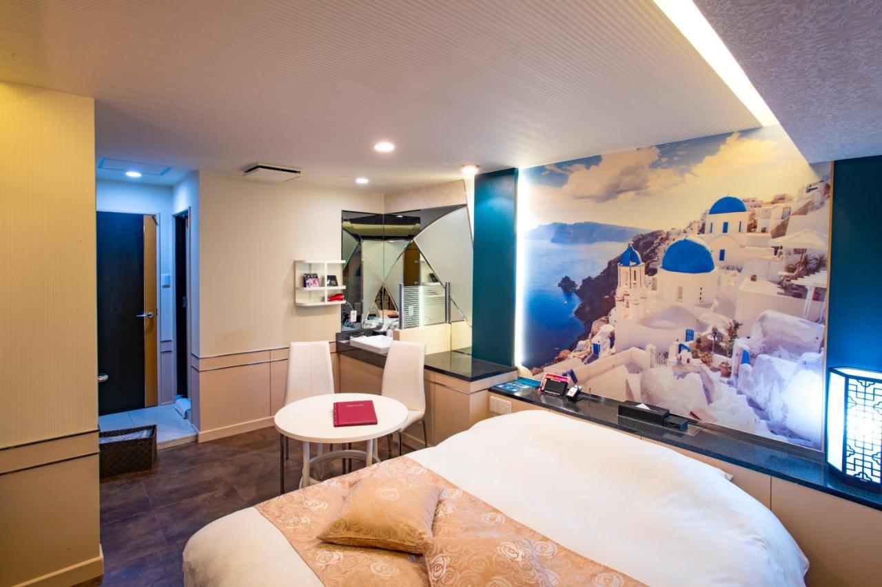 Hotel Apricot (Adults Only) Hiroshima Bagian luar foto